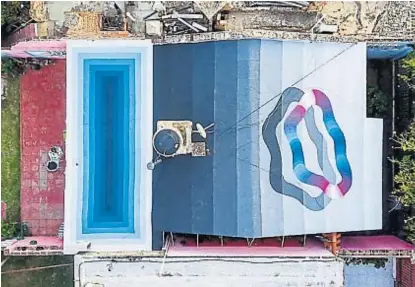  ?? (JUAN CRUZ RIVERO) ?? Vista aérea. “Este mural es para pensar en lo efímero de las cosas que tenemos”, dice el autor.