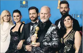  ?? MARK RALSTON / AFP ?? Penélope Cruz con Edgar Ramírez o Ricky Martin, de la serie sobre Versace