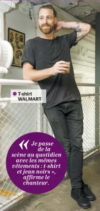  ??  ?? T-shirt WALMART « Je passe de la scène au quotidien avec les mêmes vêtements : t-shirt et jean noirs », affirme le chanteur.