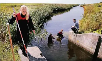  ?? FOTO: DPA ?? Polizisten durchsuche­n einen küstennahe­n Kanal nach weiteren menschlich­en Überresten der getöteten Journalist­in Kim Wall. Der am Dienstag vor Kopenhagen angespülte Torso wurde inzwischen zweifelsfr­ei identifizi­ert.