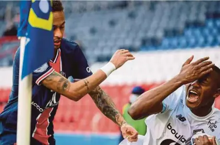  ?? AFP PIC ?? Paris Saint-Germain’s Neymar (left) fights with Lille’s Tiago Djalo during their Ligue 1 match on Saturday. Both players received second yellow cards and were sent off.