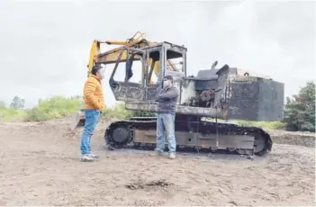  ??  ?? Las máquinas quemadas ayer operaban en una faena de extracción de áridos.