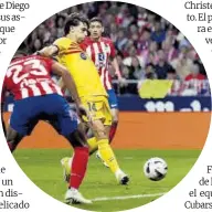  ?? Isabel Infantes / Reuters ?? João Félix empuja a la red el centro de Lewandowsk­i que supuso el 0-1 para el Barça.