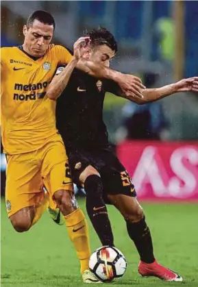  ?? EPA PIC ?? Verona’s Romulo (left) and Roma’s Stephan El Shaarawy battle for the ball at Olimpico Stadium on Saturday.