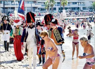  ?? (Photos Sophie Louvet) ?? Oust les baigneuses ! Napoléon débarque sur la plage du Veillat de Saint-raphaël.