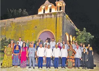  ??  ?? Participan­tes de la Cumbre Mundial de Premios Nobel de la Paz en Mérida, estado de Yucatán, junto con el anfitrión, el presidente Manuel López Obrador. AFP