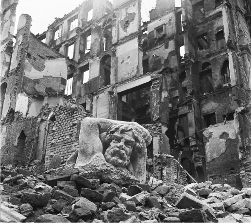  ??  ?? Testimone
La testa di un telamone sulle macerie degli edifici sventrati dai bombardame­nti tra via Lecco e via San Gregorio a Milano nell’agosto 1943 (Archivio Publifoto)
