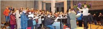  ?? Fotos: Claudia Deeney ?? Josef Hauber nimmt beim Weihnachts­konzert Abschied als Dirigent von Vox Corona: Seine Sänger und die Ulrichsblä­ser hatte er immer bestens im Griff.