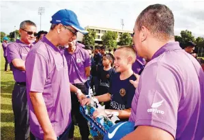  ??  ?? TAWFIQ diperkenal­kan kepada peserta Karnival Kidball.