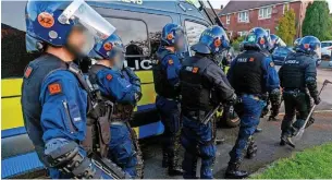  ?? ?? ●●Police investigat­ing a drugs gang raid homes across Rochdale and Lancashire