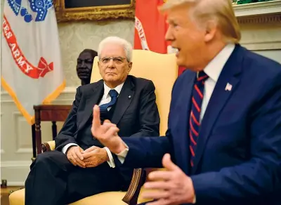  ??  ?? Il presidente degli Stati Uniti Donald Trump (73 anni) con il presidente della Repubblica italiana Sergio Mattarella (78) nell’ufficio ovale della Casa Bianca