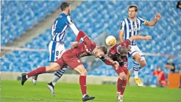  ??  ?? Oyarzabal y Merino pelean por un balón ante Tomecak y Halilovic en el partido de ayer.