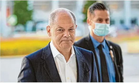  ?? Foto: Michael Kappeler/dpa ?? Spd-kanzlerkan­didat Olaf Scholz kommt zu den Sondierung­sgespräche­n mit den Grünen und der FDP am Berliner Citycube an.