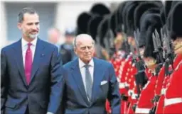  ?? ANDY RAIN / EFE ?? Don Felipe pasa revista a las tropas junto al duque de Edimburgo en 2017.