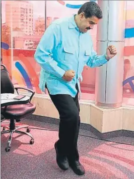  ?? MARCELO GARCÍA / AFP ?? Nicolás Maduro bailando el martes en un programa de radio