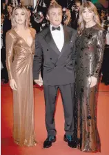  ??  ?? Sylvester Stallone con su esposa Jennifer Flavin y su hija Stallone Sixtina en la proyección de "Rambo V: Última Sangre" durante la 72ª edición del Festival de Cannes.