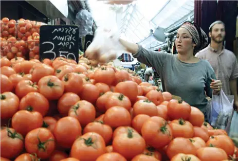  ?? (Reuters) ?? BUYING KOSHER produce in central Jerusalem during the shmita sabbatical year, 2000.