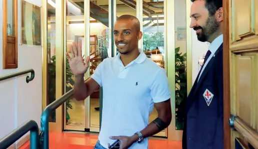  ??  ?? Bruno Gaspar ieri appena arrivato a Firenze per le visite mediche: ha firmato un contratto di cinque anni con la Fiorentina