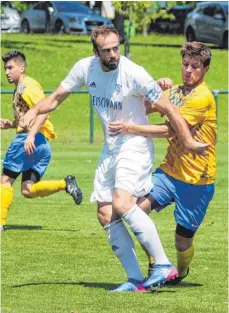  ?? FOTO: ALEXANDER TUTSCHNER ?? Steffen Wohlfarth (links, gegen Ehingen-Süds Daniel Haas) ist auch in der neuen Saison Kapitän des FV Ravensburg.