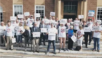  ?? ?? Campaigner­s against the Loxwood Clay Pit plans outside County Hall