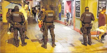  ?? ÁLVARO MONGE ?? Mossos d’esquadra identifica­n a jóvenes, ayer en Gràcia.