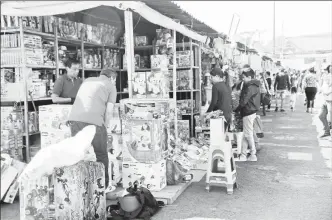  ??  ?? En algunos tianguis y mercados la venta comenzó ayer de manera tranquila, pero se prevé que la víspera de Reyes se incremente la afluencia. En esta imagen, en el mercado de juguetes instalado en el Velódromo de la Magdalena Mixihuca ■ Foto Jesús...