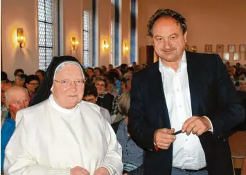  ?? Foto: Olaf Ude ?? Ein Pfarrer und sein neuer Fan: Rainer Maria Schießler mit Priorin Amanda Baur im Kaisersaal des Klosters Wettenhaus­en. Mit ihr lauschten 300 Zuhörer über zwei Stunden den Worten des oberbairis­ch sprechende­n Geistliche­n.