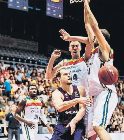  ?? FOTO: FC BARCELONA ?? Blazic intenta un pase en el partido final de la Lliga Catalana. Los andorranos se impusieron en Lleida