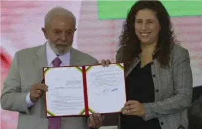  ?? ?? O presidente Luiz Inácio Lula da Silva e a ministra de Gestão e Inovação em Serviços Públicos, Esther Dweck, durante lançamento do Programa de Democratiz­ação dos Imóveis da União