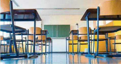  ?? Foto: Klaus-Dietmar Gabbert, dpa ?? In einer Augsburger Schule sind die Klassenzim­mer seit Wochen schon am späten Vormittag verwaist. Dort wurde eine Lehrerin versetzt, eine Aushilfe gibt es nicht. Dass die Lehrervers­orgung im Freistaat zu knapp bemessen ist, wird immer wieder angemahnt.