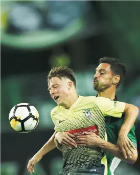  ??  ?? André Pinto e Lundberg disputam a bola em jogo sem golos