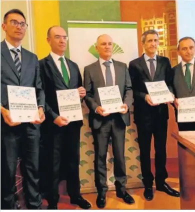  ??  ?? Directivos de Unicaja Banco y de Analistas Económicos de Andalucía presentan el informe, ayer.