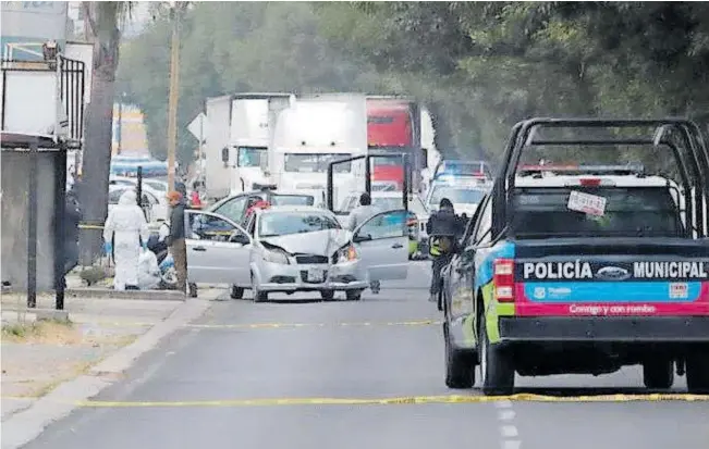  ?? / ERIK GUZMÁN ?? Los cuerpos de las cuatro víctimas quedaron dentro de un vehículo Aveo