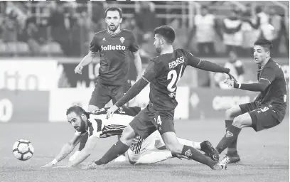  ?? — Gambar Reuters ?? AKSI SEBENAR: Sebahagian daripada babak-babak aksi perlawanan Serie A Itali di antara Fiorentina dan Juventus di Stadio Artemio Franchi di Itali. Juventus menang dengan 2-0.