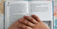  ??  ?? Probleme beim Lesen werden oft zu Problemen im Leben. Umso wichtiger ist es, dass Kinder frühzeitig mit Büchern in Kontakt kommen.