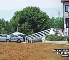  ??  ?? policajci su juČe bili na mestu nesreĆe