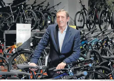  ?? JUAN CARLOS MUÑOZ ?? Joaquín Meseguer, en la tienda de bicicletas de Bike Jam en el barrio sevillano de Bellavista.