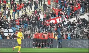  ??  ?? Au pied du parcage, les joueurs rennais félicitent le buteur Damien Da Silva.