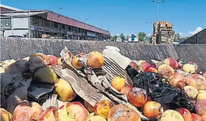  ?? (ANTONIO CARRIZO) ?? Desperdici­o. Las frutas y verduras que se pierden en la cadena de abastecimi­ento.