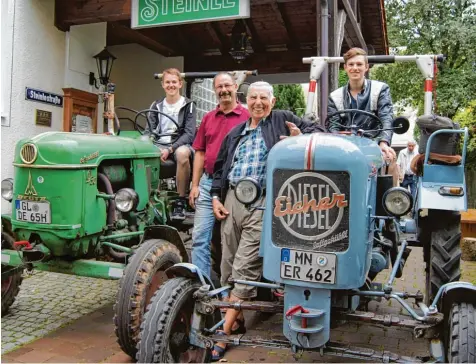  ??  ?? Zwei Jungs, ein Abenteuer: Der 16 jährige Phil Langer (rechts) und sein Freund Leon Dist (17) tuckerten mit dem Traktor insgesamt 1100 Kilometer von Köln nach Bad Wö rishofen und wieder zurück. Mächtig stolz auf die beiden sind Opa Hans Guido Langer...