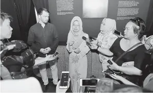  ??  ?? AUM MEDIA: Fatimah bejaku ngagai pengarang berita di Muzium Ranee di Kuching kemari.