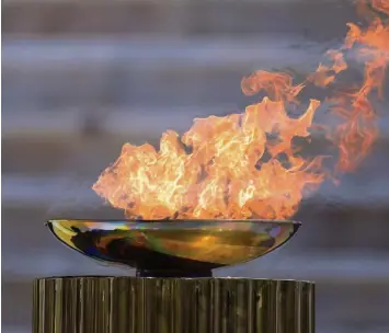  ?? Foto: Aris Messinis, dpa ?? Das olympische Feuer wurde erst vor wenigen Tagen nach Japan gebracht. Nun steht es bereits kurz vor dem Erlöschen. Viel spricht dafür, dass die Spiele verschoben werden.