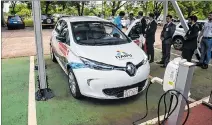  ?? NORBERTO DUARTE / AFP ?? Bases. Un auto eléctrico se carga en un centro de la represa de Itaipú.