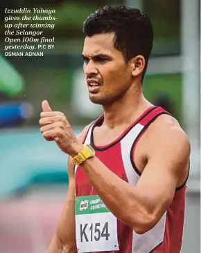  ?? PIC BY OSMAN ADNAN ?? Izzuddin Yahaya gives the thumbsup after winning the Selangor Open 100m final yesterday.