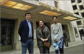  ??  ?? Nos lecteurs Etienne, Clara et Mélissa devant le Théâtre des Champs-Elysées.