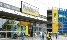  ??  ?? Warteschla­ngen mit Abstand: Genau gezählt wurden die Kunden in den Geschäften, wie hier bei Radlbauer in der Blaubeurer Straße.