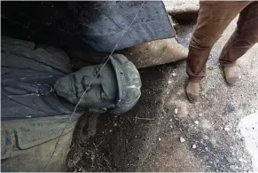  ?? Vincent Muhndy / Bloomberg ?? A statue of Vladimir Lenin lies on the ground where it once stood in the repair depot at a railyard operated by Ukraine’s state railway in Kiev, Ukraine.