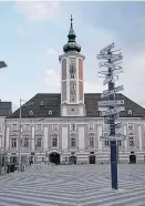  ??  ?? Rathaus St. Pölten: Hier beginnen die Freunde ihre Tour.