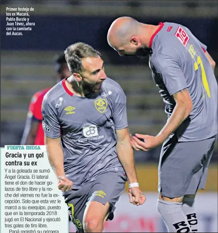  ?? Foto:
Karina Defas ?? Primer festejo de los ex Macará, Pablo Burzio y Juan Tévez, ahora con la camiseta del Aucas.