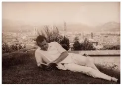  ??  ?? In the 1960s Clive went to Florence with wife-to-be Prue. Here he’s pictured lazing on a hill above the city, reading.